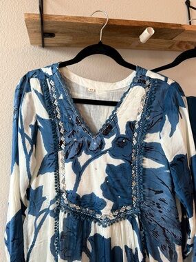 Boho V-Neck Long Sleeve Maxi Dress in Blue and White